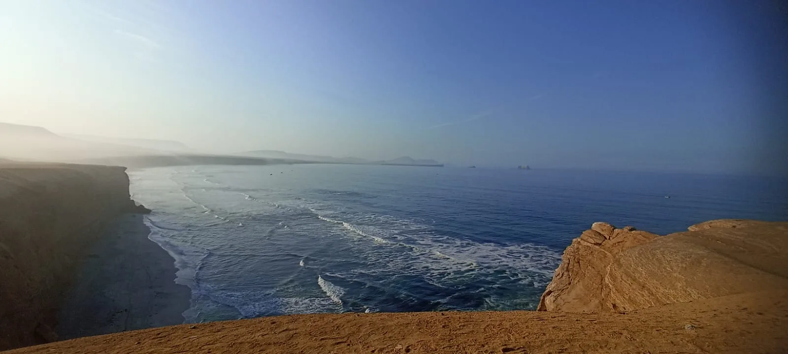 Desierto y mar en Paracas